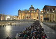 Salma papa Francesco in San Pietro per ostensione, in fila 100 mila persone (ANSA)