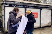 Assange, l'iniziativa con le pagine di Liberi Edizioni in un'edicola di Londra