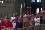 Traslazione Papa Francesco, l'omaggio dei cardinali sul feretro