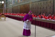 Si chiudono le porte della Cappella Sistina, inizia il conclave