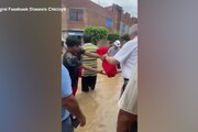 Coi piedi nel fango durante un'inondazione, Prevost in Peru' nel 2023