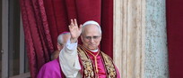 Leone XIV si affaccia alla Loggia delle benedizioni