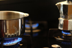 Fornelli a gas in una cucina, archivio