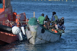 Migranti africani soccorsi al largo delle Canarie