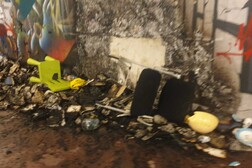 Libraio senza fissa dimora, incendiati volumi nel sottopasso