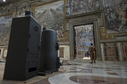 Operazioni di allestimento della Cappella Sistina in vista del conclave