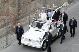 La papamobile di Francesco per i bimbi malati di Gaza
