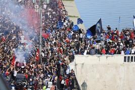 Calcio: Pisa in A, in migliaia invadono i lungarni del centro