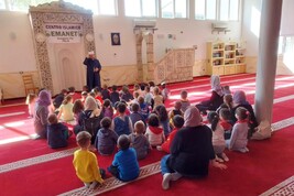 Bimbi in ginocchio in moschea, bufera in Veneto