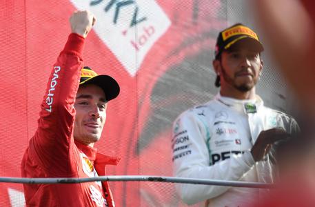 In primo piano Charles Leclerc e sullo sfondo Lewis Hamilton © ANSA