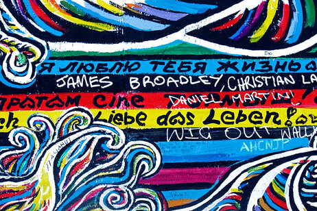 &nbsp;Uno dei murales del muro di Berlino (fonte:&nbsp;Tofu Animalpunk&nbsp;via Flickr)