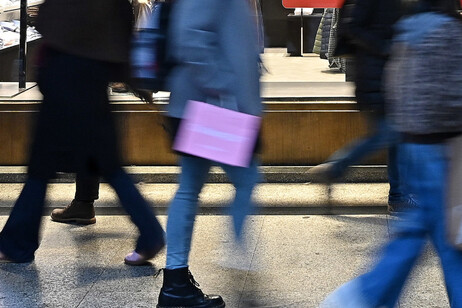 Donne camminano in strada