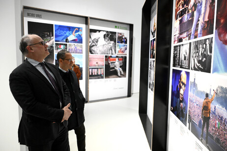 Il sindaco di Roma Roberto Gualtieri visita la mostra per gli 80 anni dell'ANSA