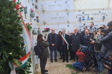 Centrosinistra a Ventotene, porta fiori sulla tomba di Spinelli