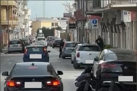 Uomini incappucciati rubano un suv in due minuti, video virale