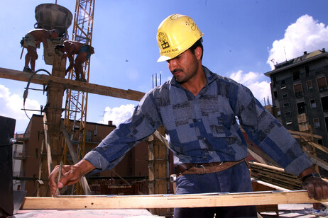 Un'immagine d'archivio che mostra un edile al lavoro in un cantiere