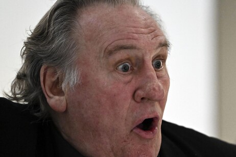 Depardieu prende la parola in aula, 'osceno, che significa?'