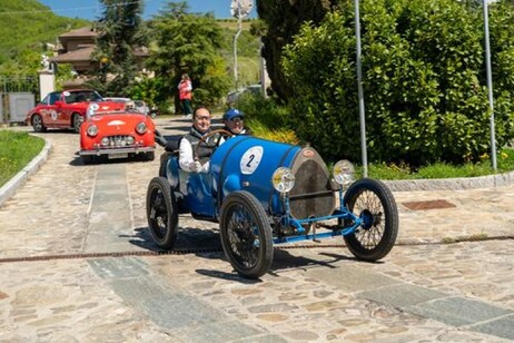 Ruote nella Storia, sfilata di auto d'epoca sulla Pavia-Venezia
