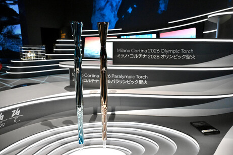 La torcia di Milano-Cortina 2026 svelata a Osaka