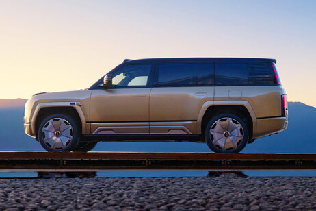 Suv elettrico Yangwang U8 si allunga e diventa limousine