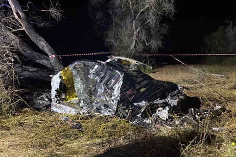 Auto si ribalta e prende fuoco, morti tre ragazzi