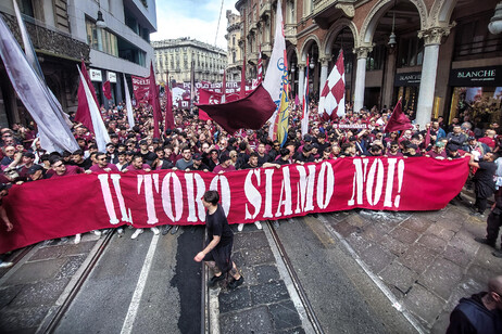 A Torino oltre 20mila in corteo nel 76/o anniversario della tragedia di Superga