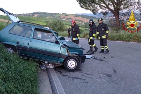 Impatto all'alba tra due auto nel Maceratese, una vittima