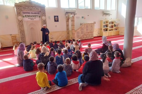 Bimbi in ginocchio in moschea, bufera in Veneto