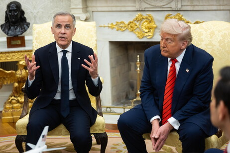 US President Donald Trump (R) and Canadian Prime Minister Mark Carney (L)