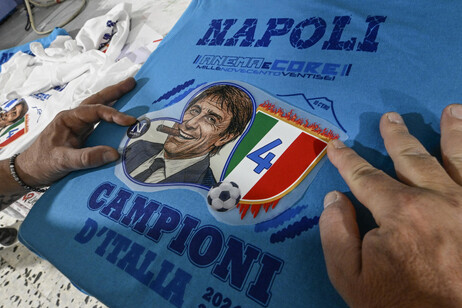 Tifo batte scaramanzia, a Napoli le T-shirt col quarto scudetto