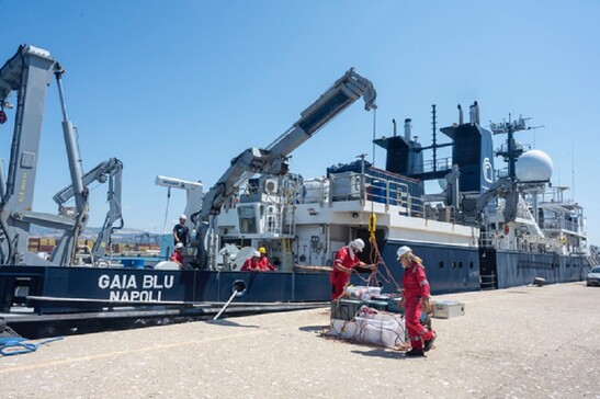 Le operazioni di carico dei rifornimenri sulla nave Gaia Blu (fonte: CNR)
