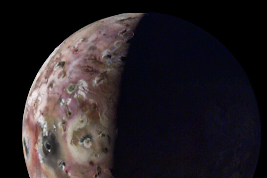 Io, una delle lune di Giove (fonte: Nasa/Jpl-Caltech/SwRI/JIRAM)