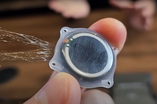 Il chip impiantabile dell'azienda Neuralink (fonte: Bradford Smith/YouTube)