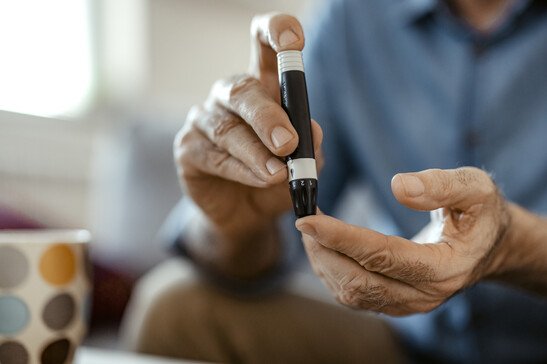Diabetici sempre più anziani. Attestazione: PixelsEffect - iStock