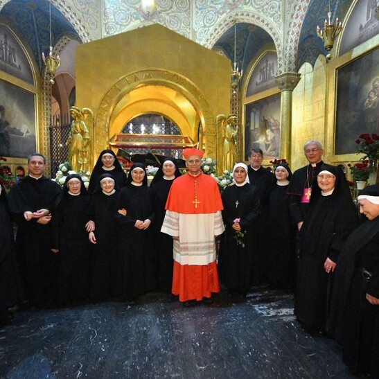 Papa Leone XIV con le monache di Cascia in una foto fornita dalla fondazione