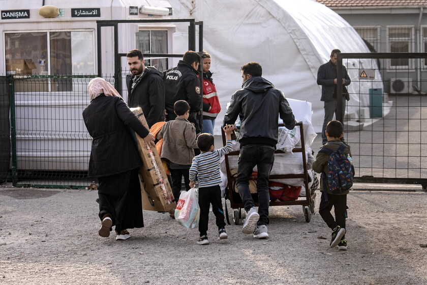 Rifugiati siriani tornano a casa dalla Turchia dopo la caduta di Assad