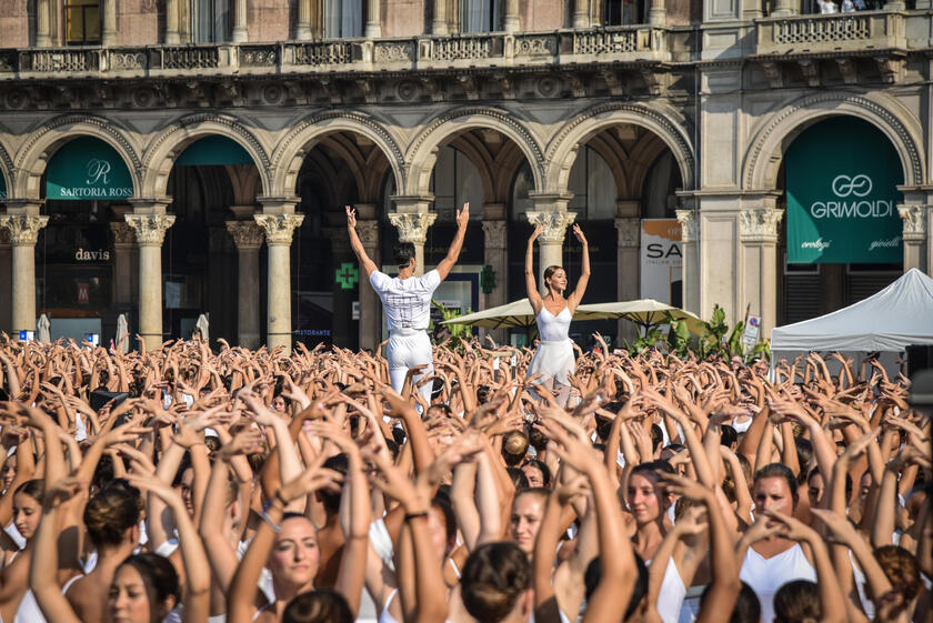 Bolle fa lezione in piazza Duomo,  'la danza Ãù maestra di vita ' - RIPRODUZIONE RISERVATA