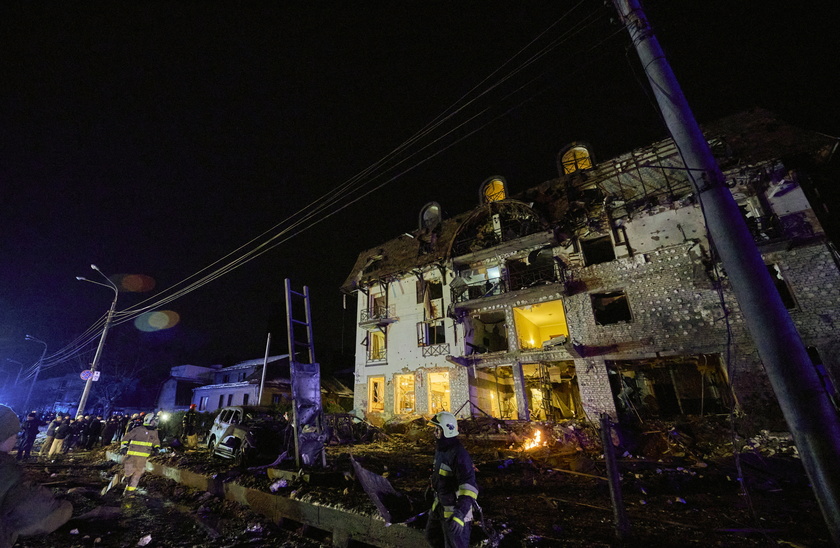 At least 10 people injured in overnight Russian rocket attack on a hotel in Kharkiv - RIPRODUZIONE RISERVATA