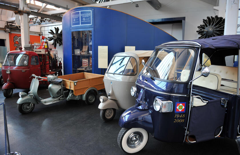 Alcuni esemplari storici dell'Ape all'interno del Museo Piaggio