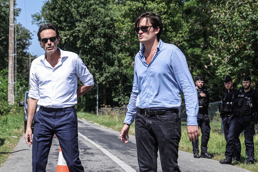 Familiari e fan si radunano per i funerali di Alain Delon