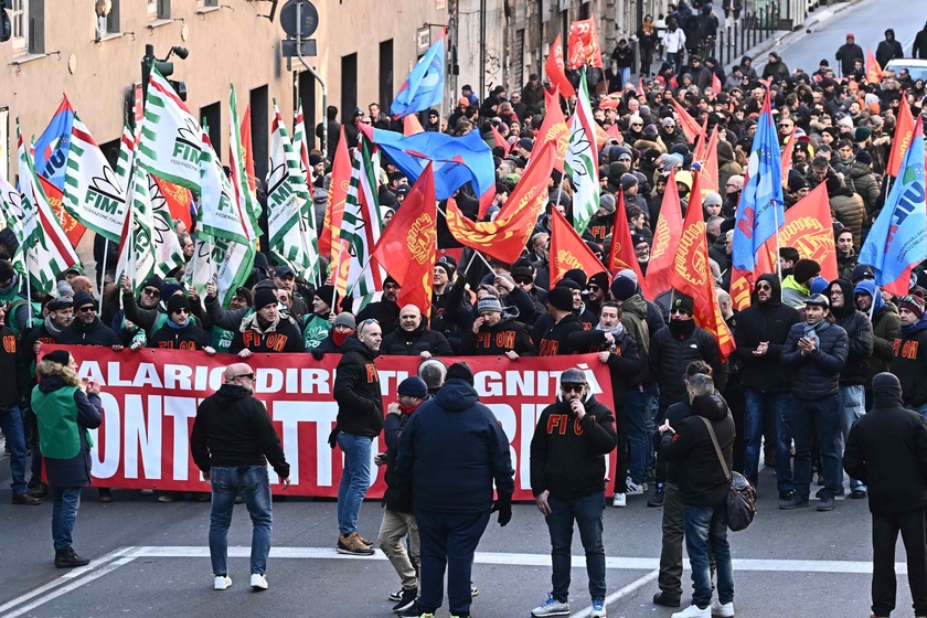 Contratto metalmeccanici, lavoratori in corteo a Genova