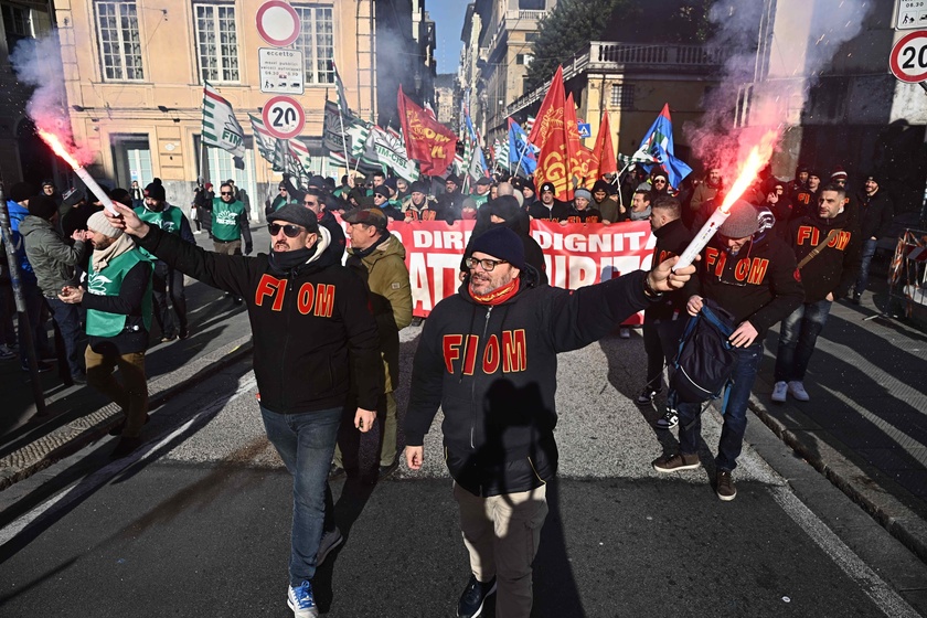 Contratto metalmeccanici, lavoratori in corteo a Genova