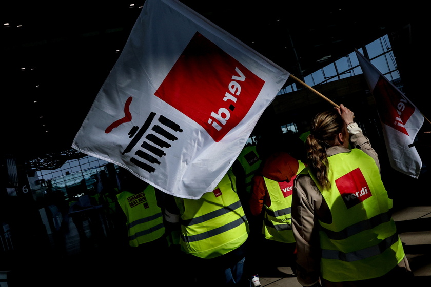 The trade union ver.di calls on employees at 11 German airports to go on warning strike