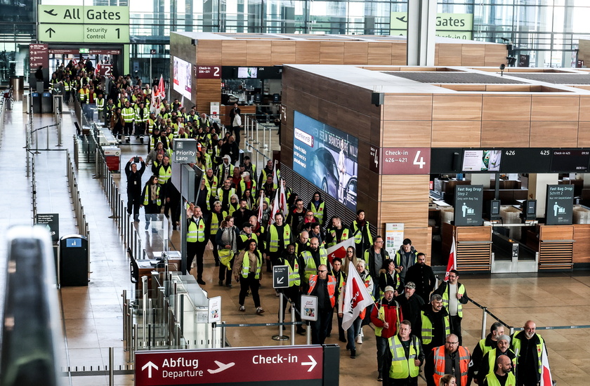 The trade union ver.di calls on employees at 11 German airports to go on warning strike