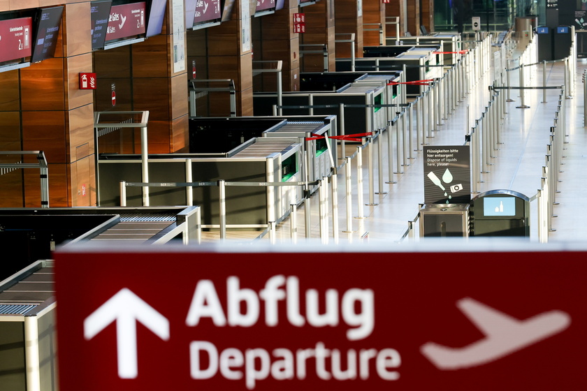 The trade union ver.di calls on employees at 11 German airports to go on warning strike