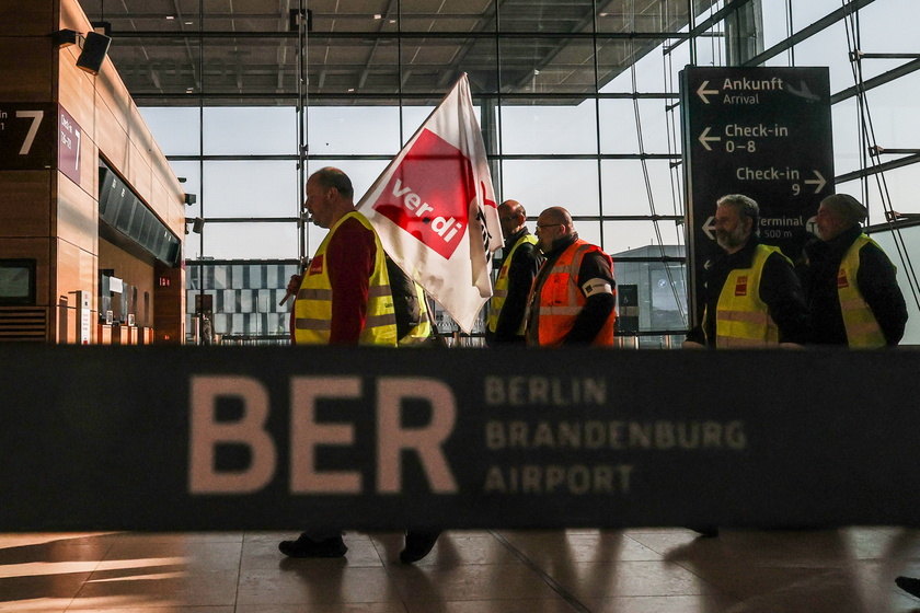 The trade union ver.di calls on employees at 11 German airports to go on warning strike