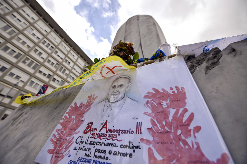 Il Papa: 12 anni elezione, gli auguri della Diocesi di Roma