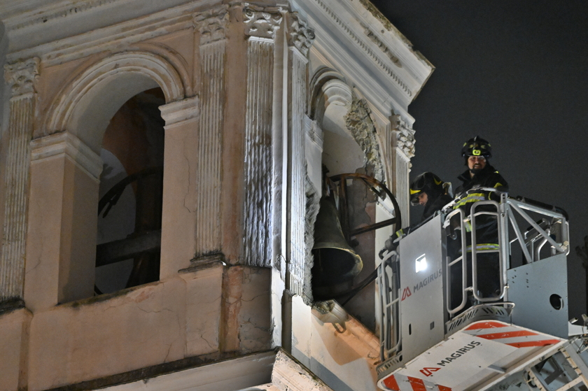 Panico a Napoli per terremoto 4.4, tanti in strada