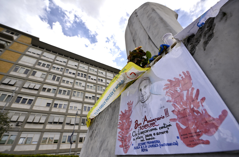 Il Papa: 12 anni elezione, gli auguri della Diocesi di Roma