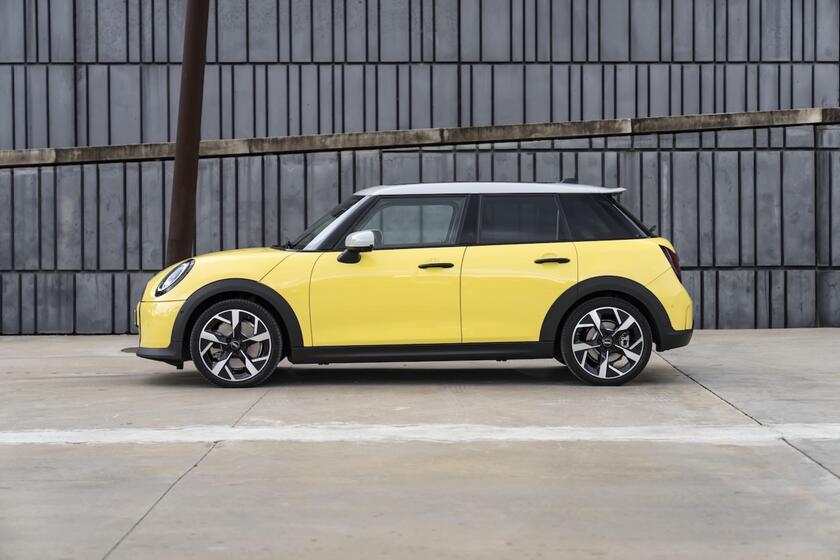 Mini Cooper S 5 porte, nuove foto ufficiali